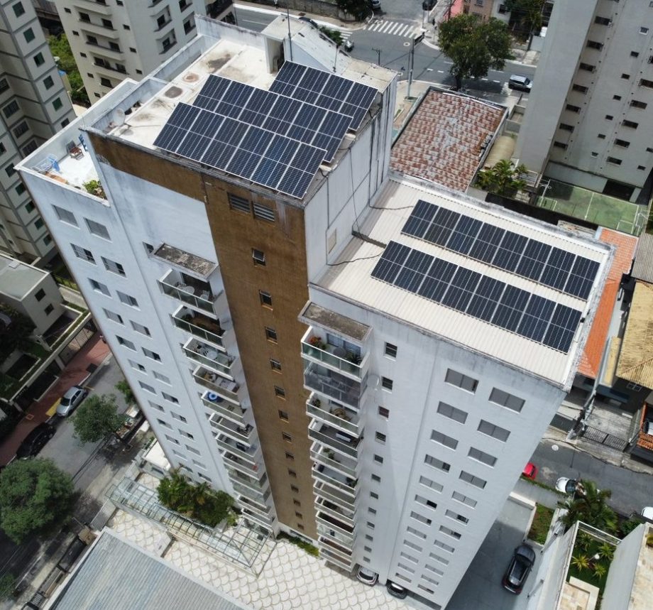 Cobertura de condomínio com painéis solares fotovoltaicos instalados pela First Energy