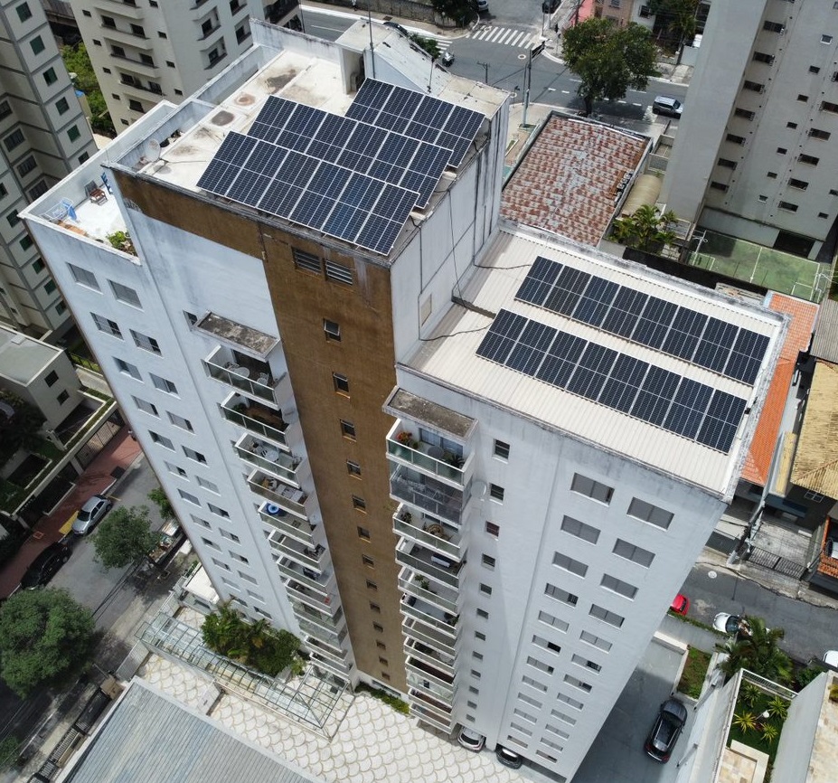 Cobertura de condomínio com painéis solares fotovoltaicos instalados pela First Energy