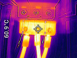 Termografia de disjuntor em quadro elétrico, com conexões aquecidas a 60,9 °C